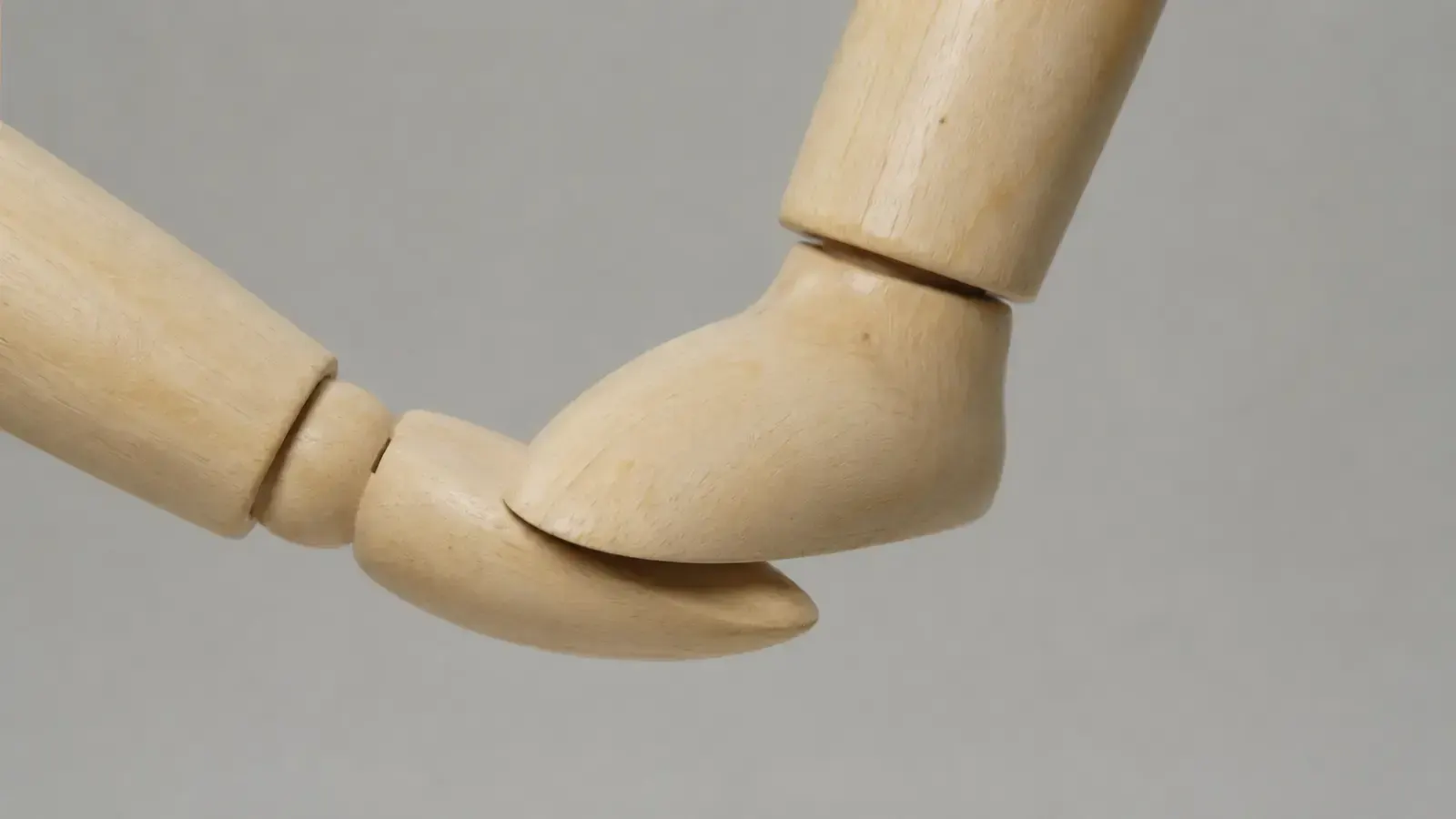 hand holding foot, пример 1