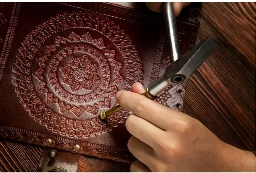 embossed leather, пример 3