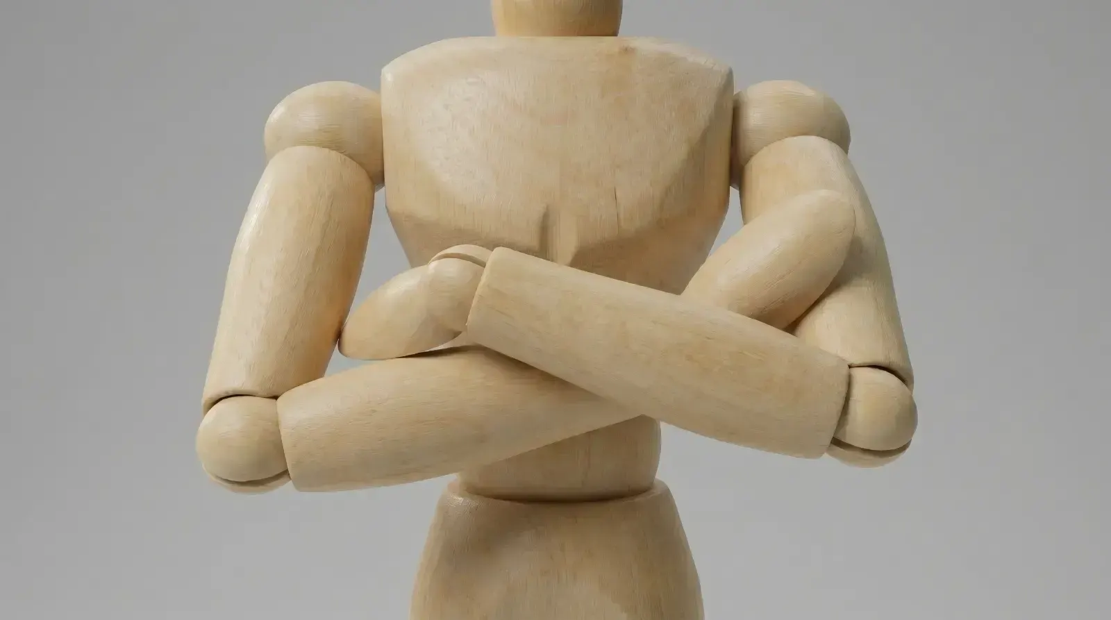 arms folded across the chest, пример 1