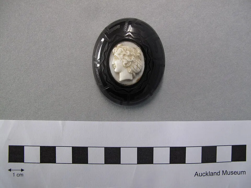 brooch, пример 2